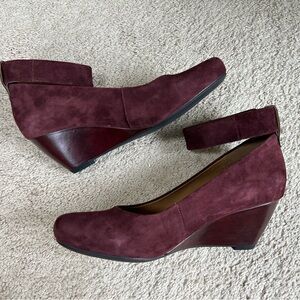 Clarks Artisan Burgundy Suede Womens Size 8.5 Wedge Dress Shoe Ankle Straps